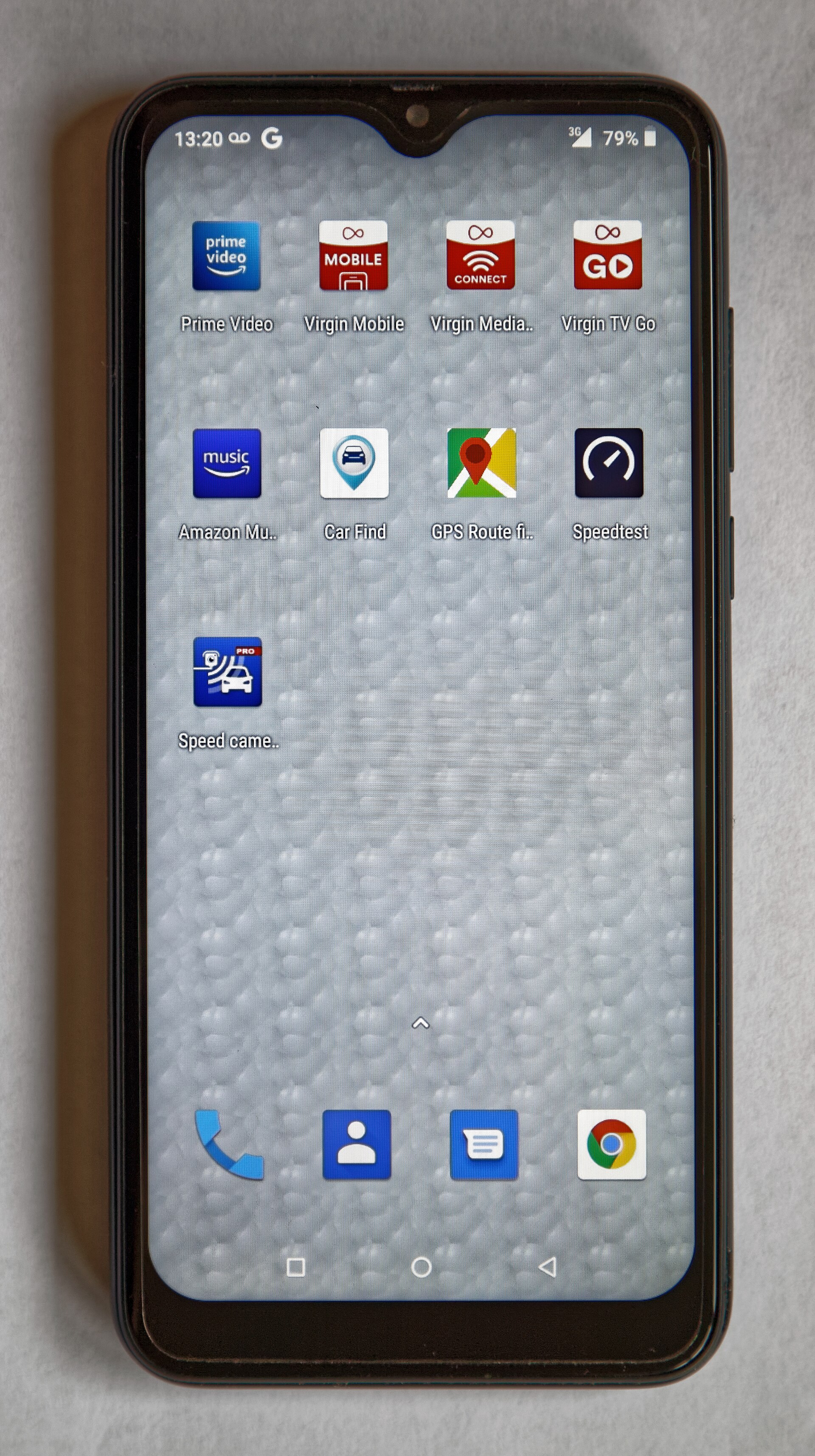 亮起螢幕的 Android 手機
